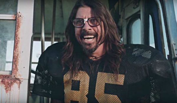 Los Foo Fighters se convierten en jugadores y porristas para anunciar el pre-show del Super Bowl (Video)