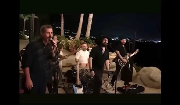 Miembros de System of a Down interpretan «Aerials» junto a banda de covers en México (Video)