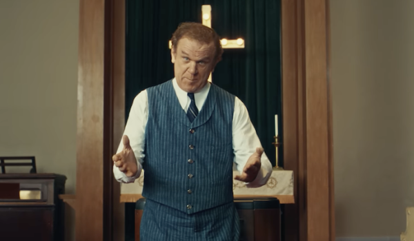 Jack White recluta a John C. Reilly para su nuevo video electrizante “Archbishop Harold Holmes”