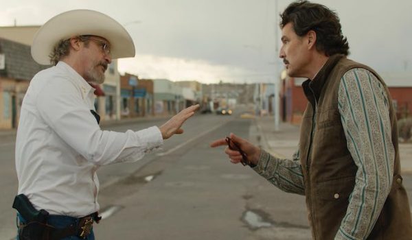 Joaquin Phoenix y Pedro Pascal protagonizan el tenso western pandémico “Eddington”
