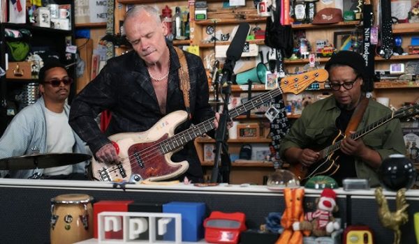 Flea llega al Tiny Desk con una presentación íntima junto a su banda (Video)