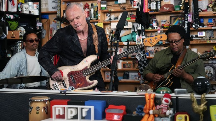 Flea llega al Tiny Desk con una presentación íntima junto a su banda (Video)