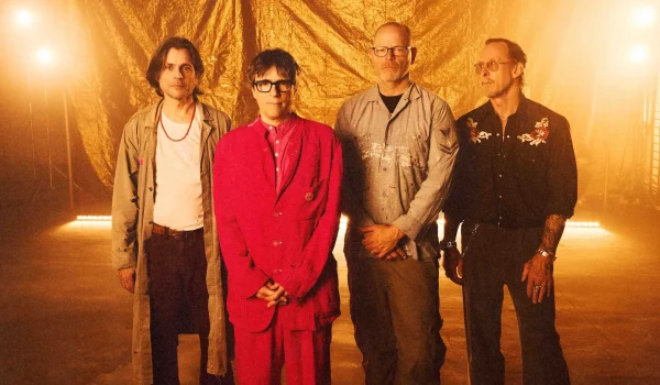 Weezer celebra su legado recreando “Undone – The Sweater Song” con Tony Hawk y McLovin